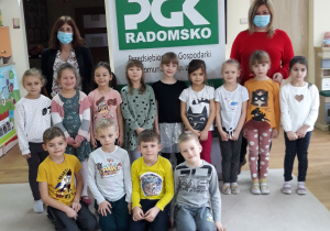 Grupa dzieci 6-letnich na spotkaniu z pracownikami PGK.